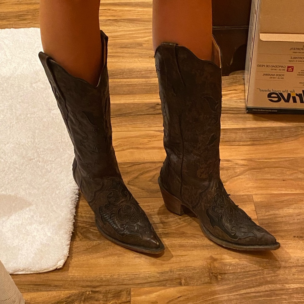 GEORGEOUS brown boots with python inlay.